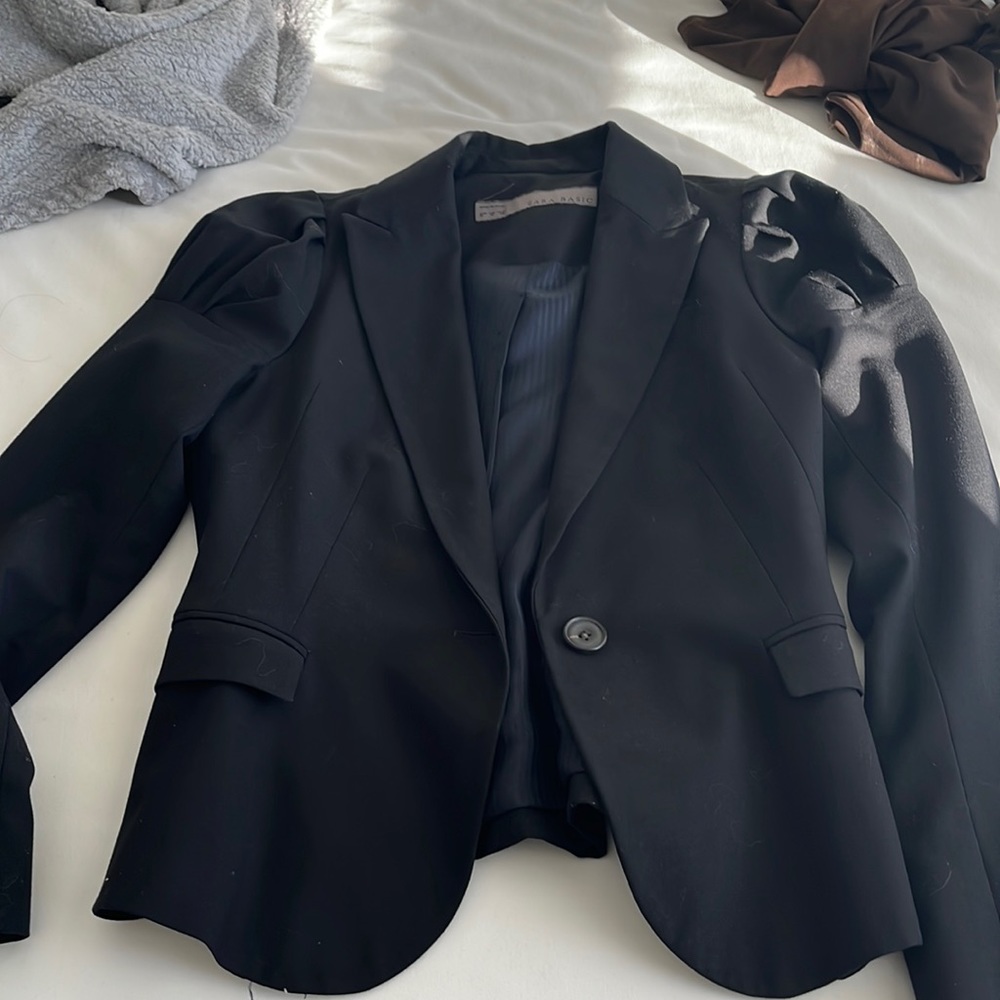 Black fitted lined blazer with puffy sleeves
